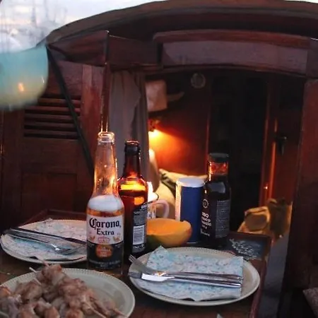 Charming Houseboat Πλωτό κατάλυμα *