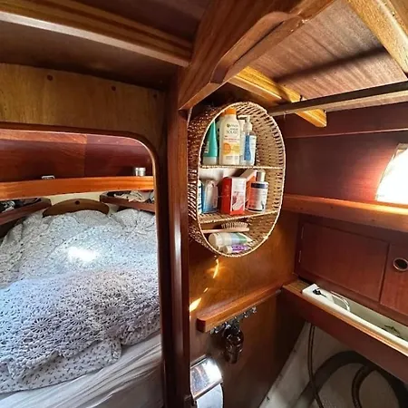 Πλωτό κατάλυμα Charming Houseboat Μπέργκεν